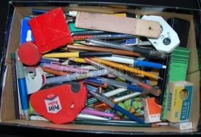 Vegyes régi és modern írószerek egy cipős dobozban