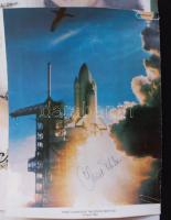 Aláírás tétel 6 db magyar és külföldi híresség aláírása, közte egy űrhajósé