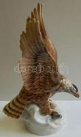 Német, Unterweißbach, halászó sas, jelzett, hibátlan, magasság: 33 cm / German chinaware bird figure