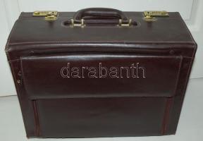 Nagyméretű, számzáras bőr aktatáska jó állapotban / 
Large leather briefcase with combination lock, ...