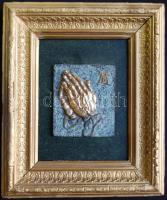Albrecht Dürer után: Imádkozó kézfej, bronz plakett kertben, 11×10 cm