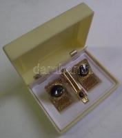 Egy pár mandzsettagomb nyakkendőtűvel dobozban, csiszolt üveggel, újszerű állapotban / 
A pair of cu...