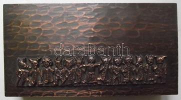 Iparművész réz dobozka busókat ábrázoló domborműdíszítéssel, fa béléssel, 20x10,5x3cm