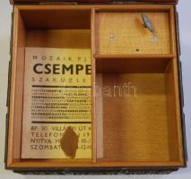 Díszes iparművész réz doboz zenedobozkával a belsejében, 18x18x8cm