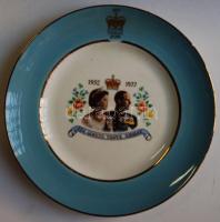 Royal Earthenware jubileumi tányér a királynő tiszteletére 1952-1977, jelzett, kissé kopott, d:22 cm /  Royal Earthenware commemorative plate of Queen Elizabeth II's Silver Jubilee 1952-1977