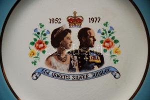 Royal Earthenware jubileumi tányér a királynő tiszteletére 1952-1977, jelzett, kissé kopott, d:22 cm...
