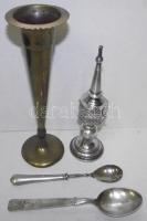 Kis bolhatétel: ezüst nyelű desszertkanál,  ezüstözött psumintartó, alpakka evőkanál, és egy réz váz...