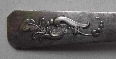 Kis bolhatétel: ezüst nyelű desszertkanál,  ezüstözött psumintartó, alpakka evőkanál, és egy réz váz...