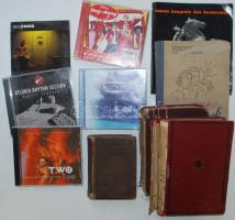 Nagy bolhatétel: 2db szőnyeg, régi tejesüveg, régi piperekészlet-tartó doboz, 15db könyv, ill. folyóirat (köztük művészeti témájúak és idegen nyelvűek is), kis zacskó gomb és gyöngy, 5db műsoros CD