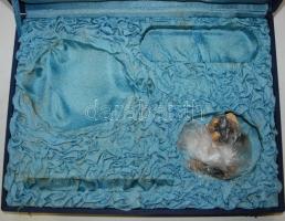 Nagy bolhatétel: 2db szőnyeg, régi tejesüveg, régi piperekészlet-tartó doboz, 15db könyv, ill. folyó...