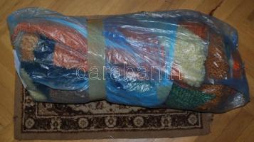 Nagy bolhatétel: 2db szőnyeg, régi tejesüveg, régi piperekészlet-tartó doboz, 15db könyv, ill. folyó...