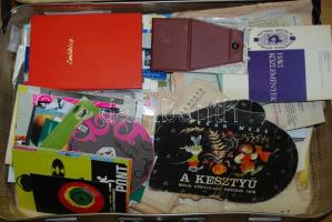 Nagy bőröndnyi régi és modern nyomtatvány és reklám