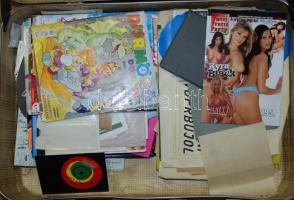 Nagy bőröndnyi régi és modern nyomtatvány és reklám