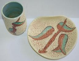 Repesztett mázas tál és kis váza, kézzel festett jelekkel, jelzett, hibátlan állapotban, d:21 cm, m:...