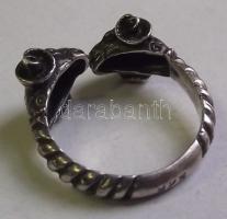 Különleges formájú kosfejeket ábrázoló ezüst (Ag) gyűrű /
Silver ring forming ram's heads 4,5gr...