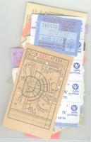 Több, mint 100 db közlekedési és egyéb jegy