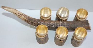 Vadász rövid ital kínáló, agancsból kifaragott, réz 0.25 cl kupicákkal, hossza 25 cm