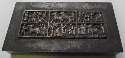 Tevan jelzéssel: Ezüstözött fém doboz, figurális jelenetekkel, kopottas állapotban, 9×17 cm