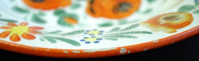 cca 1900 Virágokkal díszített Hollóháza kerámia falitányér, kézzel festett, jelzett,  nagyon apró le...