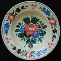 cca 1900 Virágokkal díszített Hollóháza kerámia falitányér, kézzel festett, jelzett, apró lepattogzással d: 23 cm