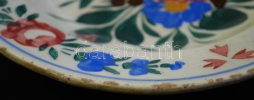 cca 1900 Virágokkal díszített Hollóháza kerámia falitányér, kézzel festett, jelzett, apró lepattogzá...