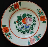 cca 1900 Virágokkal díszített Hollóháza Szakkáry kerámia falitányér, kézzel festett, jelzett, hajszálrepedés, d: 24 cm