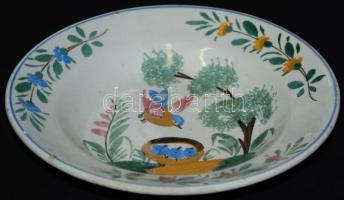 cca 1900 Madárka a fiókáival díszített Apátfalva kerámia falitányér, kézzel festett, jelzett, hajszá...