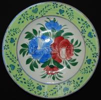 cca 1900 Virággal díszített Telkibánya kerámia falitányér, kézzel festett, jelzett, apró lepattogzással, d: 23 cm