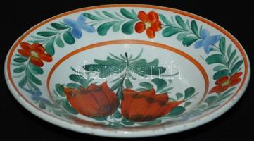 cca 1900 Virággal díszített Hollóháza kerámia falitányér, kézzel festett, jelzett (házon a holló), a...