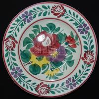 cca 1900 Virággal díszített Hollóháza kerámia falitányér, kézzel festett, jelzett (házon a holló), apró lepattogzással, d: 23 cm