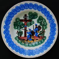 cca 1900 Katonákkal díszített Hollóháza kerámia falitányér, kézzel festett, jelzett (házon a holló), apró lepattogzással, d: 23 cm