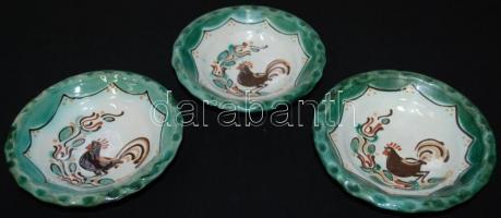 cca 1900, 3 db. Kakassal díszített kerámia kis tálka, kézzel festett, jelzett, apró lepattogzással, ...