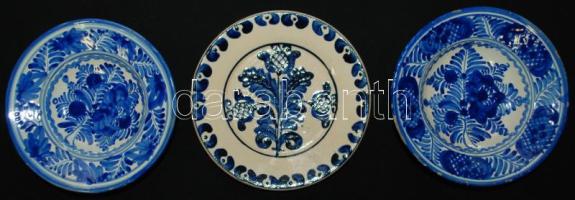 cca 1900, 3 db. Kobalt kékkel díszített kerámia kis tálka, kézzel festett, jelzés nélkül, apró lepattogzással, d: 18 cm