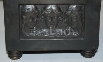 Szecessziós bronz doboz, oldalán a három grácia és virág díszítéssel, jelzés nélkül, jó állapotban m...