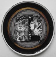 Szász Endre által tervezett Hollóházi porcelán dísztányér, jelzett, hibátlan / Faces designed by Endre Szasz Hollohaza chinaware plate d: 16cm