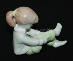 Aquincumi, öltözködő kislány, kézzel festett, hibátlan, jelzett, 10×10 cm