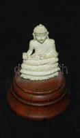 Ülő Buddha: kézi csont faragás, jó állapotban , fa talapzaton, m: 3,6 cm