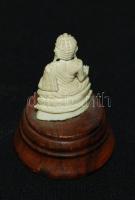 Ülő Buddha: kézi csont faragás, jó állapotban , fa talapzaton, m: 3,6 cm