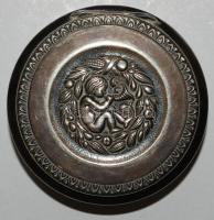 Domborműves díszítésű ezüstözött dobozka / 
Silver plated little box d: 6,5cm