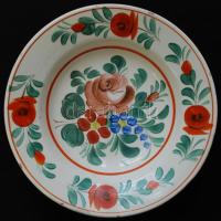 cca 1900 Virággal díszített Hollóháza kerámia falitányér, kézzel festett, jelzett (házon a holló), a...