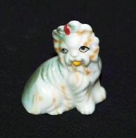 Pincsi kutya mini porcelán figura, kézzel festett, jelzés nélkül, hibátlan 4×3 cm