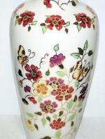 Kézzel festett virágokkal és pillangóval díszített nagyméretű Zsolnay porcelán váza, a festő "T...