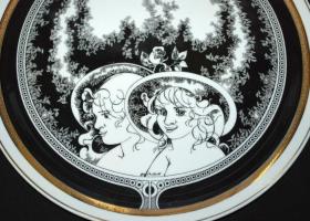 Szász Endre u.: Arcok c. Hollóházi porcelán bonbonnier / 
Faces designed by Endre Szasz Hollohaza ch...