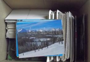 Kb 400 db modern, színes, külföldi városképes lap , különféle városokból, közte egy fekete-fehér képeslapfüzet Moszkváról