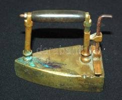 Cca 1900 mini bronz vasaló, fa kis fogóval és nyitó-záró emelővel, 9×10 cm