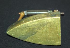 Cca 1900 mini bronz vasaló, fa kis fogóval és nyitó-záró emelővel, 9×10 cm