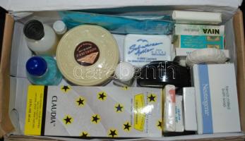 Egy cipős doboznyi szappan gyűjtemény (hotelekből és repülőkből) és egy nem használt teli parfüm (Claudia)