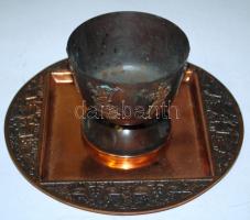 Népművészeti figurális motívumokkal ellátott vörösréz kis kehely és a tálcája, jó állapotban, d:21 cm, m:9 cm