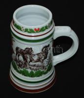 Vadászmotívumokkal díszített festett jelzett Freiberger porcelán söröskorsó /  Freiberger porcelain beer jug decorated with hunting scenes, 16,5cm