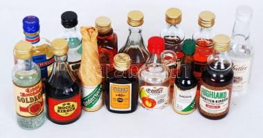 cca 1980 14db-os minilikőr-gyűjtemény / 
Miniature liqueur collection with 14 pieces